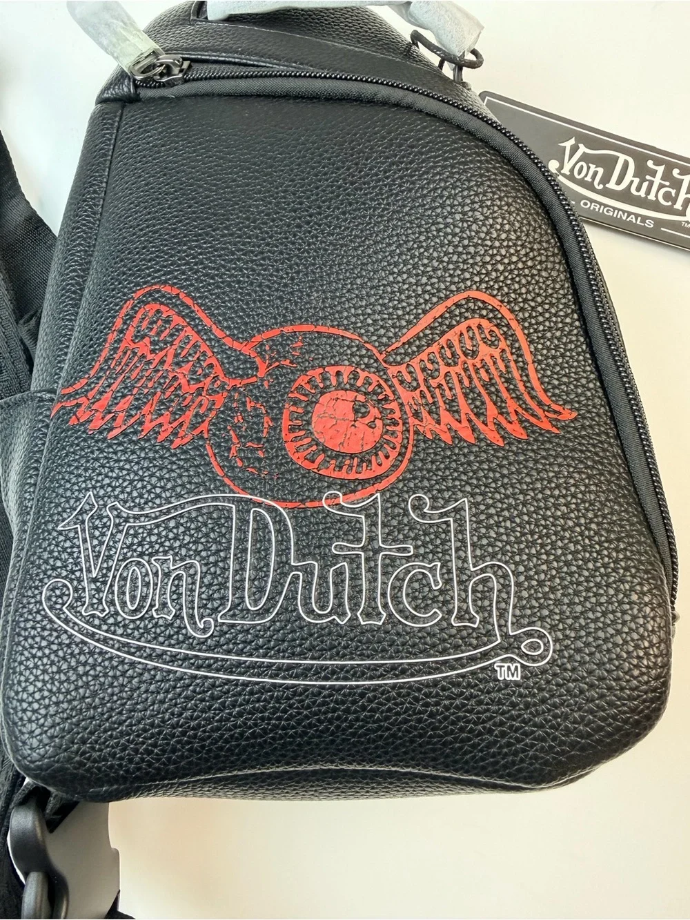 Von Dutch MEN'S FLYING EYE SLING BAG - BLACK AND RED